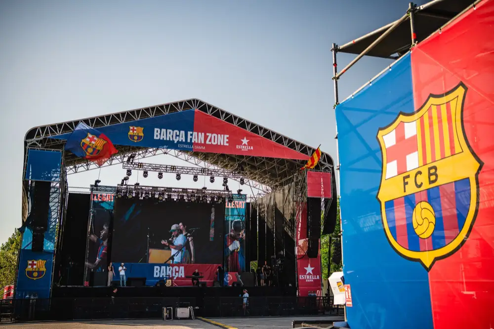 Escenario de la Barça Fan Zone montado, con el escudo del club en un lateral.