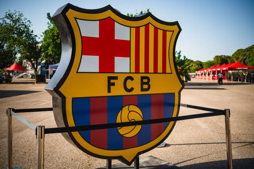Escudo del FC Barcelona a gran tamaño en el recinto, con las carpas y los food trucks al fondo.