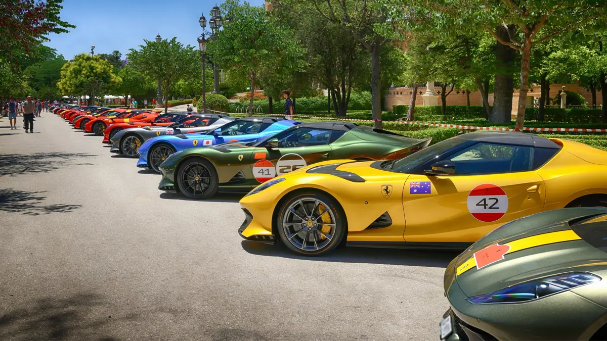 Los Ferrari de la Cavalcade alineados en una avenida arbolada de Sevilla.