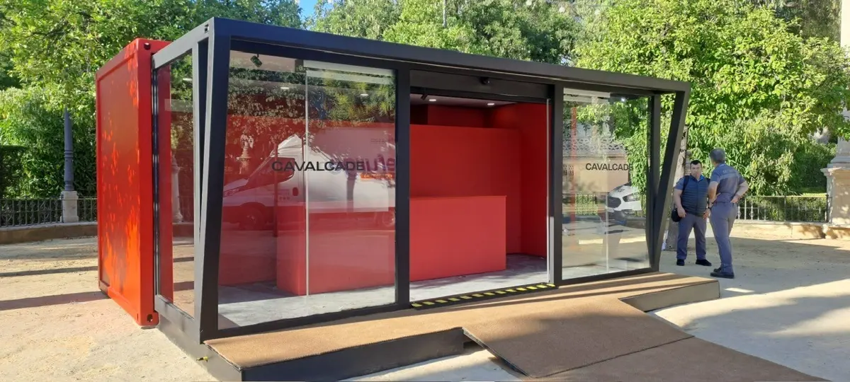 Unidad Cavalcadbile: contenedor rojo acristalado instalado como punto de marca.