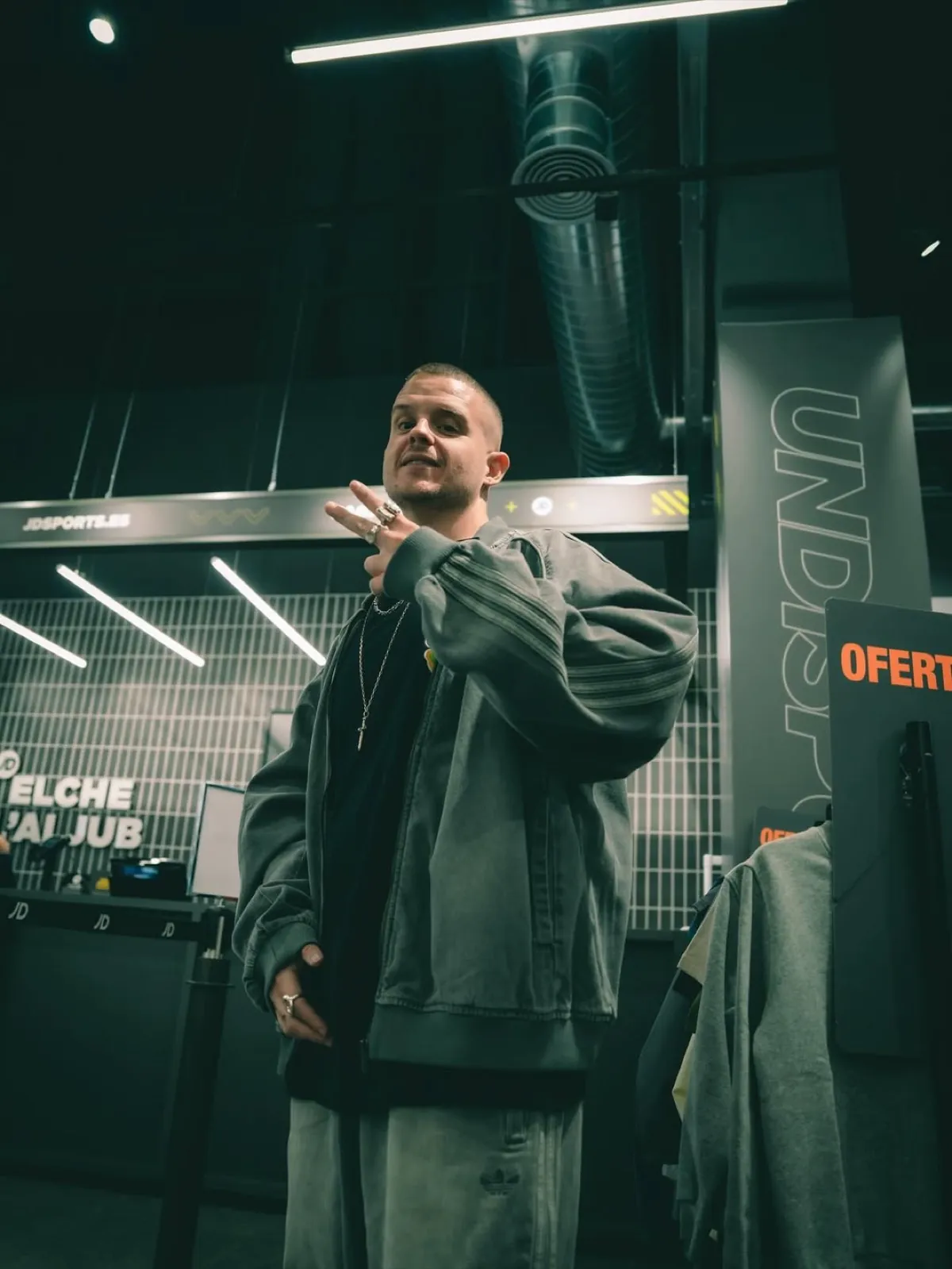 Arkano en el espacio de la activación dentro de la tienda JD Sports.