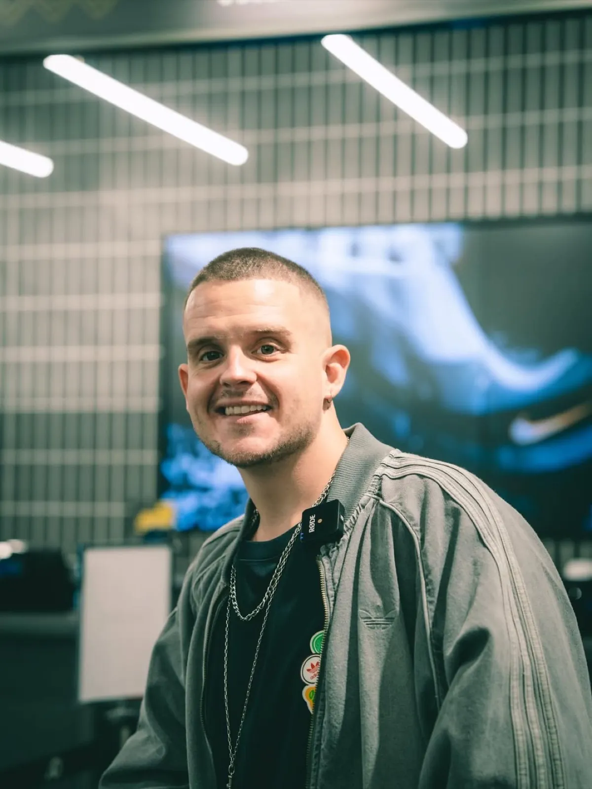 Arkano sonriendo en la tienda JD Sports durante la activación.