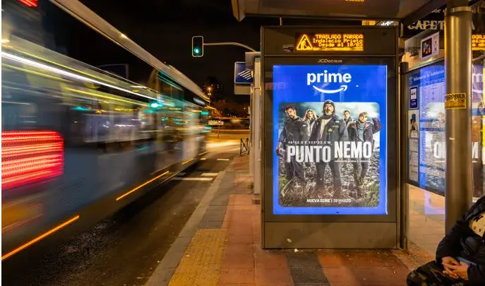 Marquesina iluminada con la campaña de Punto Nemo en una calle de noche.
