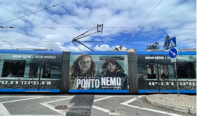 Tranvía rotulado con la campaña de la serie, circulando por la ciudad.