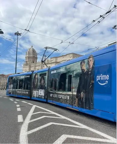 Lateral de un tranvía rotulado con la campaña de la serie.