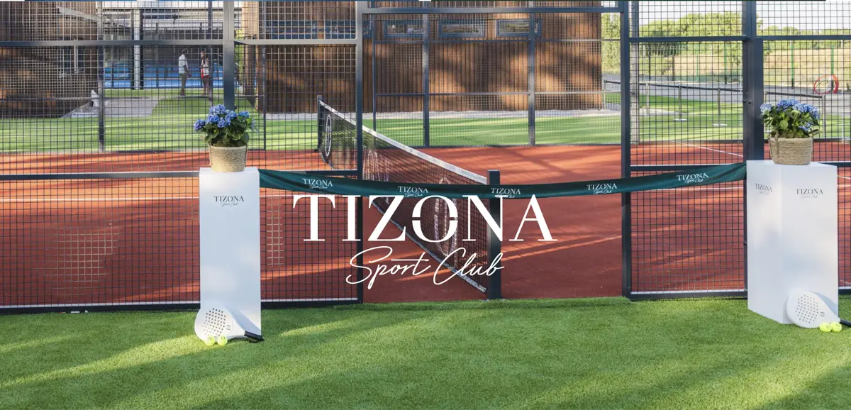 Rótulo de Tizona Sport Club sobre la pista central del club.