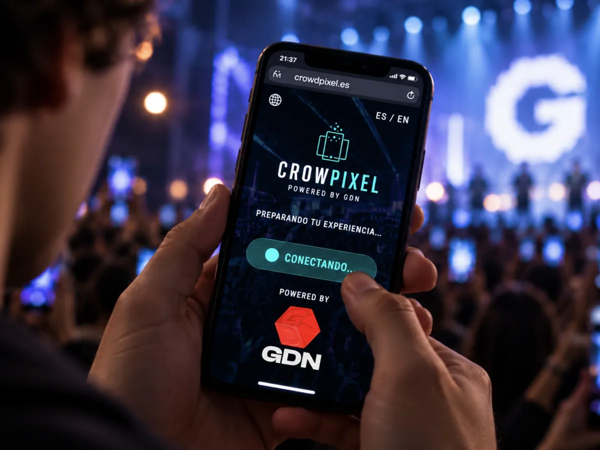 Asistente a un evento usando en el móvil una webapp de GDN para vivir la experiencia.